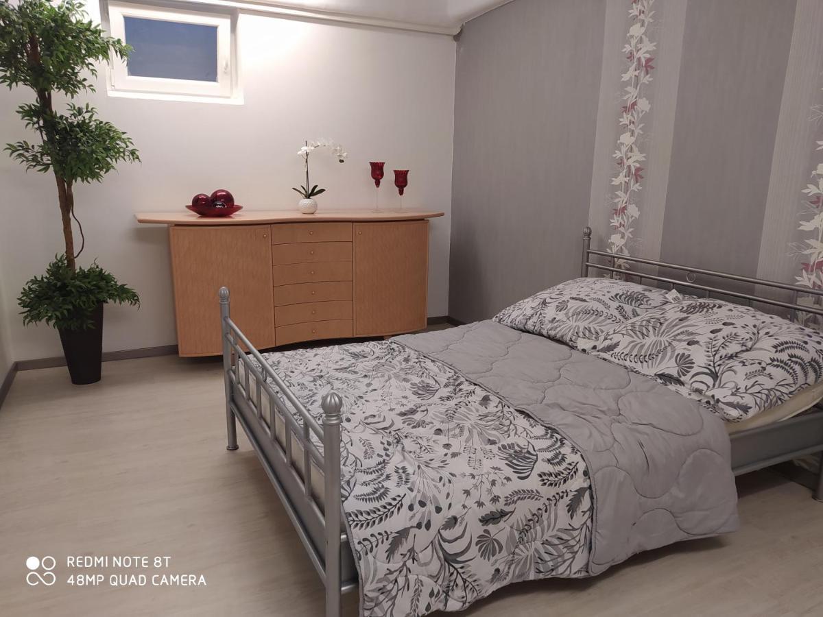 Park Villa Ferienwohnung Mit Pool Und 3 Schlafzimmer 于尔岑 外观 照片
