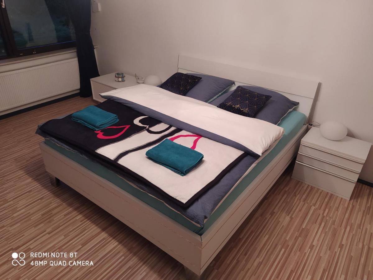 Park Villa Ferienwohnung Mit Pool Und 3 Schlafzimmer 于尔岑 外观 照片